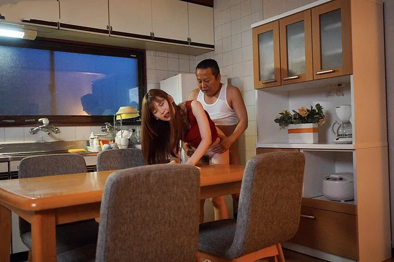 Bé gái bị ông xã mới của mẹ đụ mỗi ngày, cho dù đã có người yêu