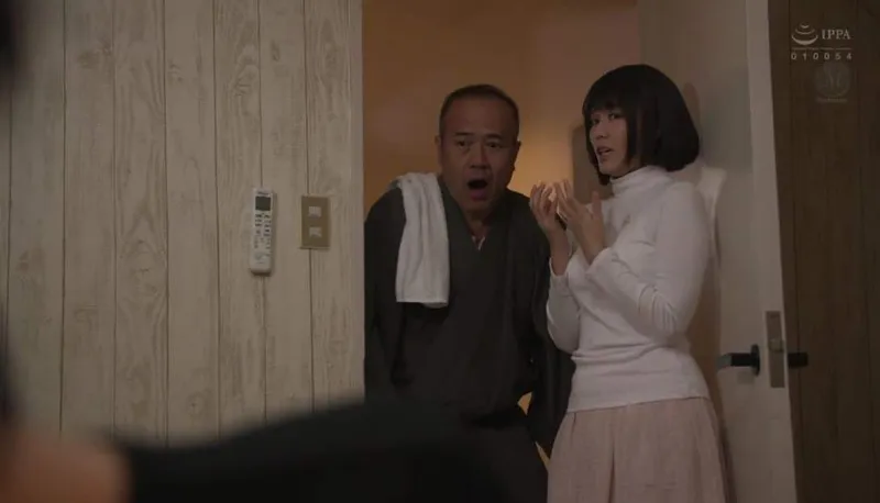 Bố ông xã gài bẫy bạn gái của con trai để tống tình mỗi ngày